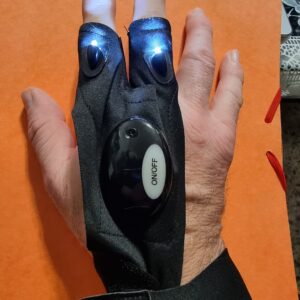 Guante con iluminación led de medio dedo para mano derecha adaptable a la mano izquierda.