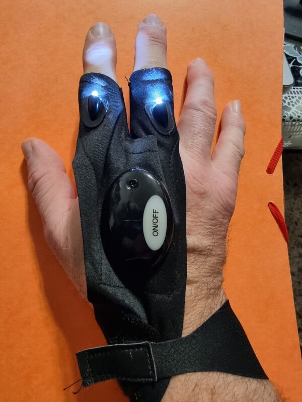 Guante con iluminación led de medio dedo para mano derecha adaptable a la mano izquierda.